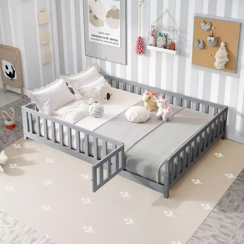 Lit au sol pleine grandeur pour tout-petits avec lattes de support et porte, lit Montessori moderne avec barrières pour chambre à coucher