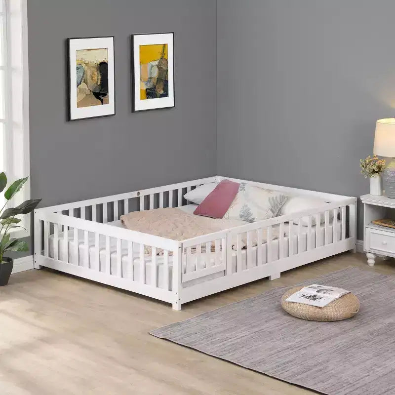 Lit au sol pour tout-petits de taille normale avec porte pour enfants, lit Montessori moderne en forme de maison avec clôture pour chambre à coucher