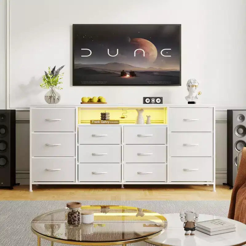 Commode 12 tiroirs Meuble TV pour téléviseur 65 70 75 pouces 63 L Commode longue blanche pour chambre à coucher avec lumières LED et prises de courant Tiroirs en tissu pour placard
